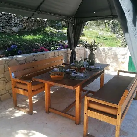 Secluded Heritage Casa de Férias Postira