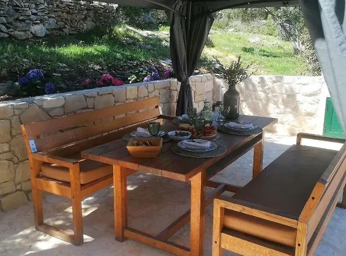 Secluded Heritage Semesterbostad Postira